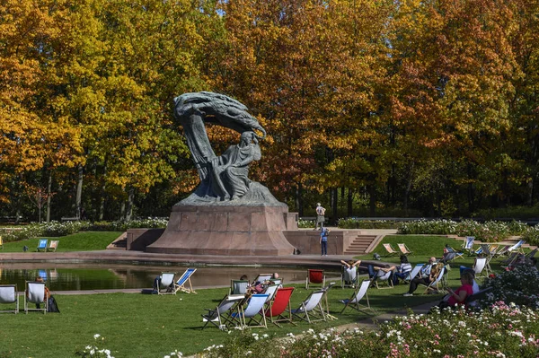 ?? azienki Park, Varşova 'daki Frederic Chopin anıtı — Stok fotoğraf