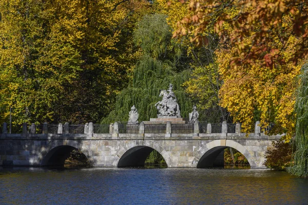Пам'ятник королю Іоанну I Собеському в парку Лазєнкі.. — стокове фото