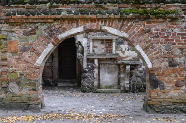 Polonya, Arkadya parkındaki tapınak kalıntıları.