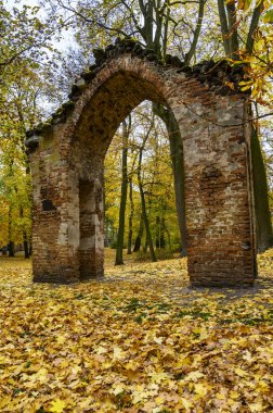 Polonya, Arkadya parkındaki tapınak kalıntıları.