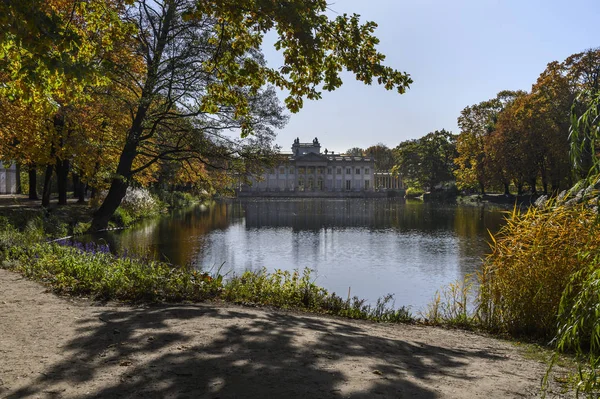 Kungliga palatset på vattnet i Lazienkiparken, Warszawa — Stockfoto