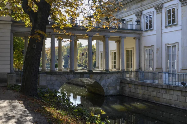 Königspalast auf dem Wasser im Park lazienki, Warschau — Stockfoto