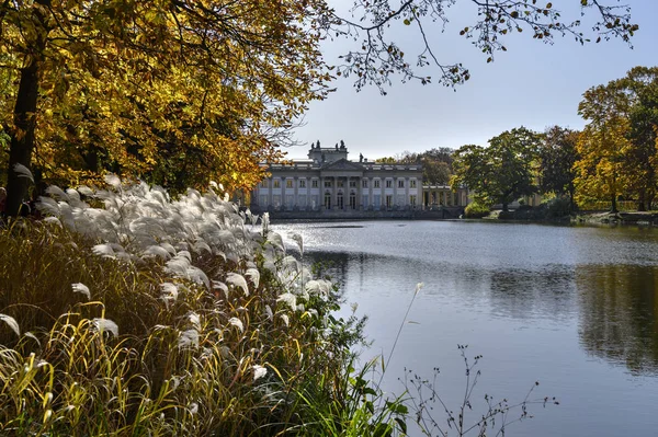 Palácio Real da Água no Parque Lazienki, Varsóvia — Fotografia de Stock