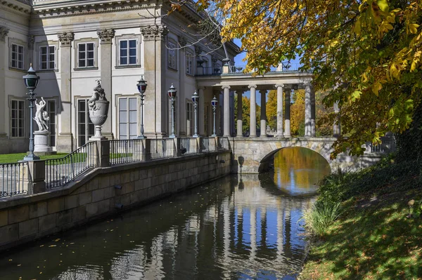 Palais royal sur l'eau dans le parc Lazienki, Varsovie — Photo