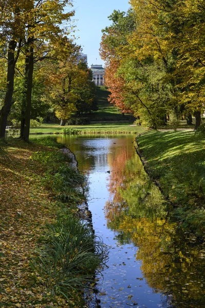 Королівський Лазєнський (лазєнський) парк у Варшаві. — стокове фото