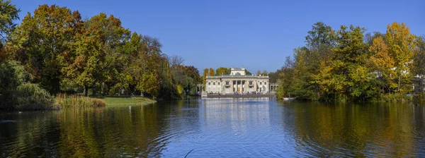 Королевский дворец на воде в парке Лазенки, Варшава — стоковое фото