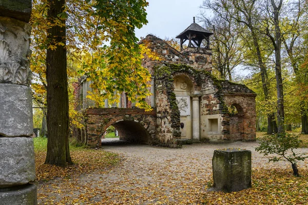 Rovine del santuario nel parco Arkadia, Polonia — Foto Stock