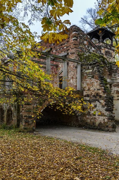 Ruiny świątyni w parku Arkadia, Polska — Zdjęcie stockowe