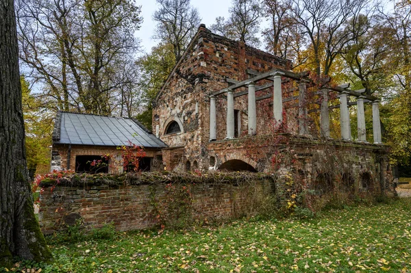 Ruiny świątyni w parku Arkadia, Polska — Zdjęcie stockowe