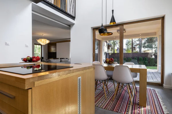 Современный дизайн интерьера - открытая кухня — стоковое фото