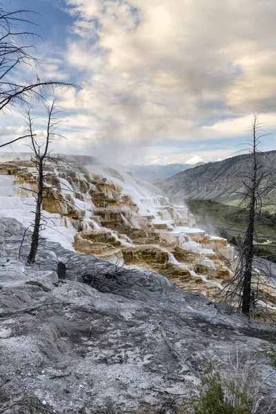 Terraza superior en Mammoth Hot Springs en Yellowstone , — Foto de Stock