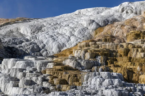 Dolny taras Mamut Hot Springs, Yellowstone — Zdjęcie stockowe