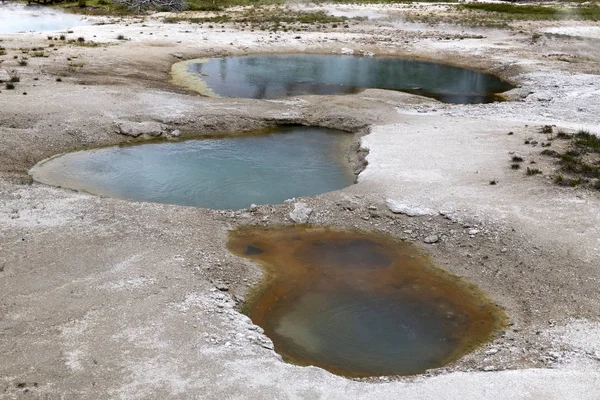 Farbenfroher Thermalpool mit heißen Quellen im Yellowstone Nationalpark — Stockfoto