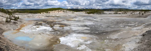 Panorama da bacia do Norris Geyser, em Yellowstone — Fotografia de Stock