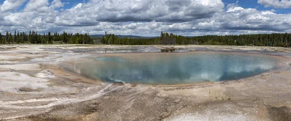 Midway geyser basin Turquoise Pool at Yellowstone National Par — Stock Photo, Image