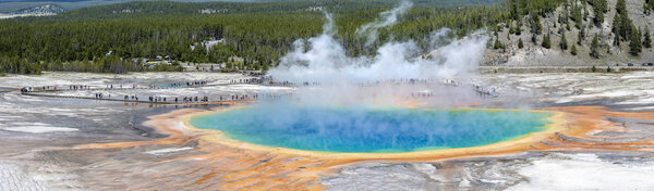 Геолог в районе величественного источника в Желтокаменной Нате
