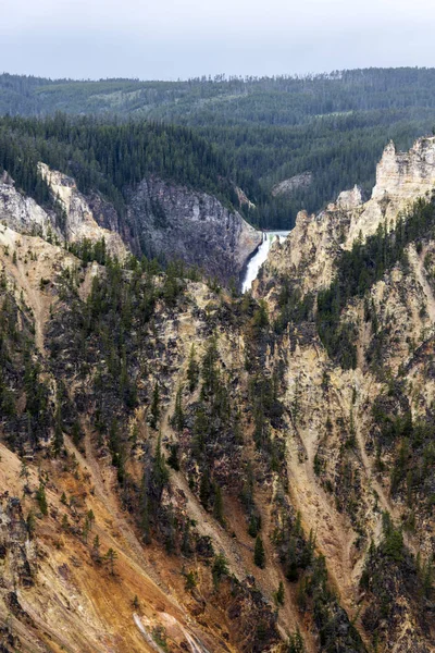 Большой каньон Йеллоустона — стоковое фото