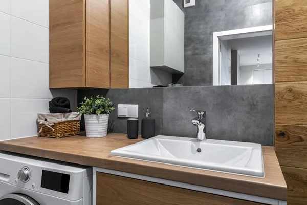 Современный дизайн интерьера ванной комнаты — стоковое фото
