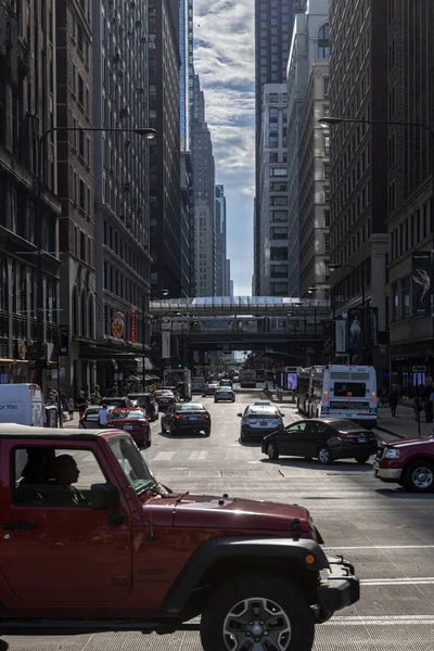 ダウンタウンエリアの忙しいシカゴ通り — ストック写真