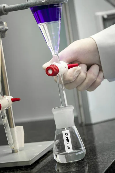 Coronavirus Test Sıvısının Kimyasal Deneyi Sırasında Açıcı Cam Tüp — Stok fotoğraf