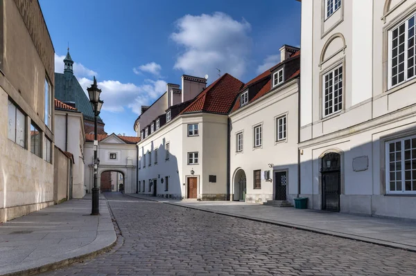 Covid 19流行時のワルシャワの空の旧市街の通り — ストック写真