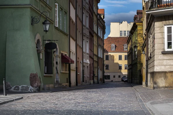 Covid 19流行病流行期间华沙的老城区空旷街道 — 图库照片