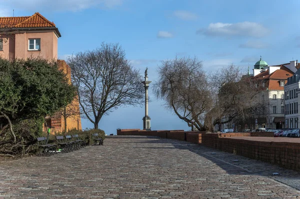 Covid 19流行時にワルシャワの空の旧市街にロイヤルキングZigmunt記念碑 — ストック写真