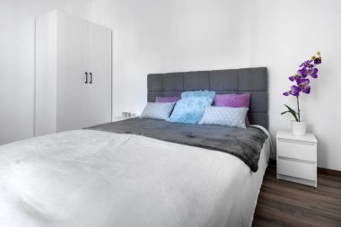 Gri rahat yataklı modern yatak odası tasarımı.