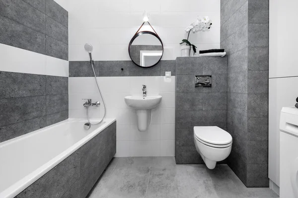 Badezimmer Innenausstattung Mit Weißen Wänden Und Grauer Oberfläche — Stockfoto
