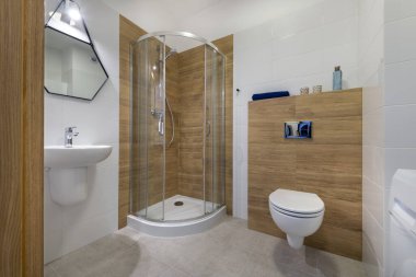 Banyo iç tasarımı beyaz duvarlar ve ahşap kaplama.