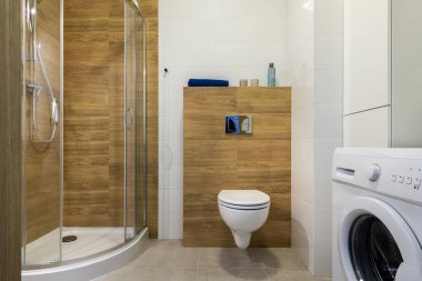 Banyo iç tasarımı beyaz duvarlar ve ahşap kaplama.