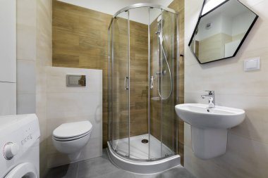 Banyo iç tasarımı beyaz duvarlar ve ahşap kaplama.