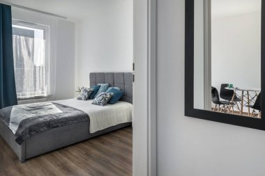 Gri rahat yataklı modern yatak odası tasarımı.