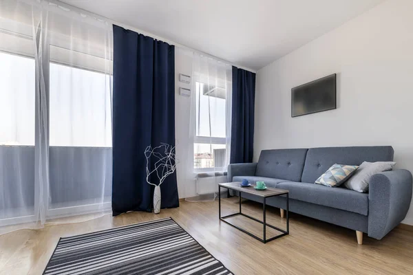 Modernt Vardagsrum Med Skandinaviska Designmöbler — Stockfoto