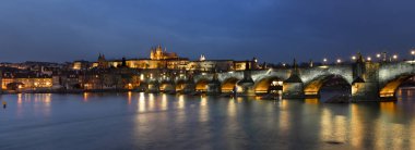 Çek Cumhuriyeti Prag 'daki Vltava Nehri üzerindeki Charles Köprüsü' nün panoramik manzarası.