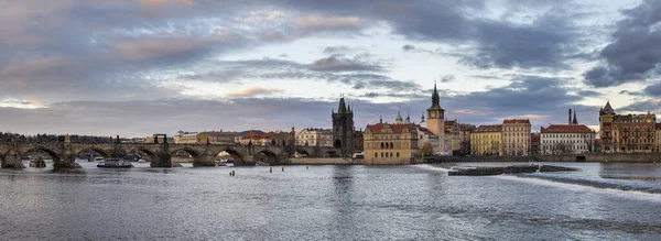 Çek Cumhuriyeti Prag Daki Vltava Nehri Üzerindeki Eski Şehir Skelesi — Stok fotoğraf