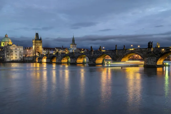Mundialmente Famosa Ponte Carlos Com Igreja São Francisco Assis Praga — Fotografia de Stock