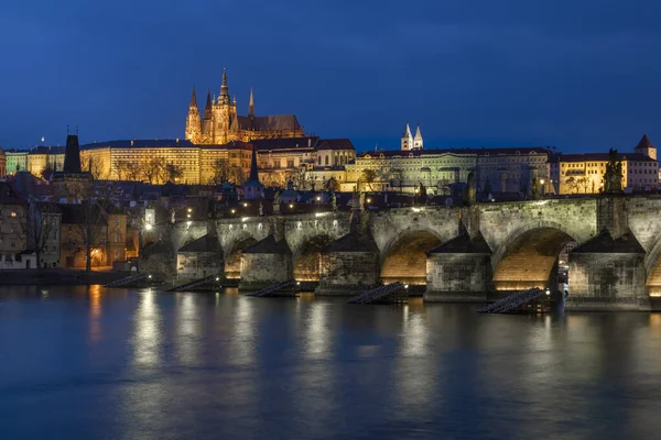 Aydınlatılmış Prag Şatosu Prazsky Hrad Gece Manzarası Çek Cumhuriyeti Nin — Stok fotoğraf