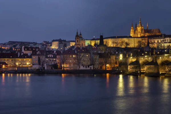 Aydınlatılmış Prag Şatosu Prazsky Hrad Gece Manzarası Çek Cumhuriyeti Nin — Stok fotoğraf