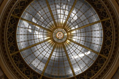 PRAGUE, CZECH REPUBLIC - 8 Mart 2020: Neo-Rönesans tarzındaki Ulusal Müzenin Çatısı, yakın zamanda yenilenmiş, Çek Cumhuriyeti 'nin Prag kentinde Wenceslas Meydanı' nda yer almaktadır.