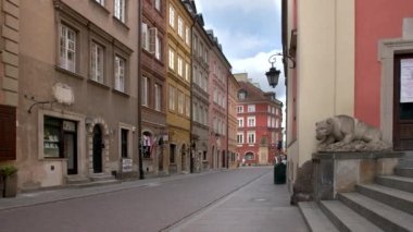 POLAND 23 Mart 2020: COVID-19 salgını sırasında Varşova 'daki boş eski kasaba caddeleri. Genelde burası insanlarla ve hayat dolu olur..
