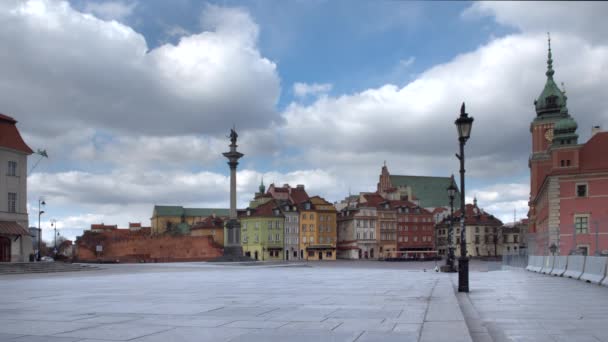 ワルシャワ ポーランド 2020年3月23日 Covid 19流行時にワルシャワの王宮と空の旧市街 この場所は人々と活気のある生活でいっぱいです — ストック動画
