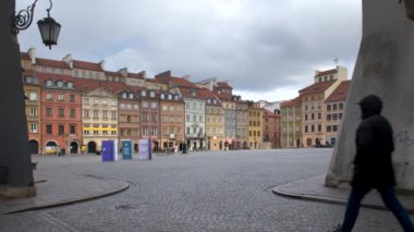 POLAND 23 Mart 2020: COVID-19 salgını sırasında Varşova 'daki Eski Şehir Meydanı. Genelde burası insanlarla ve hayat dolu olur..