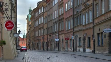 POLAND 23 Mart 2020: COVID-19 salgını sırasında Varşova 'daki boş eski kasaba caddeleri. Genelde burası insanlarla ve hayat dolu olur..