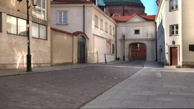 POLAND 23 Mart 2020: COVID-19 salgını sırasında Varşova 'daki boş eski kasaba caddeleri. Genelde burası insanlarla ve hayat dolu olur..