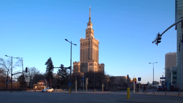 ワルシャワ ポーランド 2020年3月24日 Covid 19流行時にワルシャワの文化宮殿の建物 この場所は人々と活気のある生活でいっぱいです — ストック動画