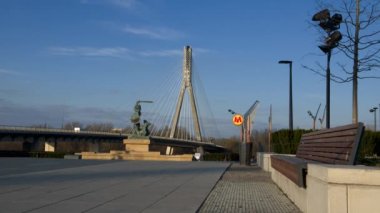Varşova Denizkızı, COVID-19 salgın zamanında Swietokrzyski Köprüsü 'nün arkasında olan Vistula Nehri kıyısındaki Syrenka' yı aradı. Genelde burası insanlarla ve hayat dolu olur..