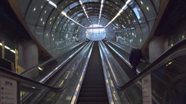 WARsaw, POLAND - 24 Mart 2020: COVID-19 salgını sırasında Varşova 'daki Centrum Nauki Kopernik metro istasyonunun içi. Genellikle burası insanlarla ve yüzlerce gezginle doludur..