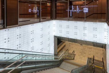 WARsaw, POLAND - 09 Nisan 2020: M2 Varşova Metro hattının batı ucundaki yepyeni Plocka metro istasyonuna giriş.