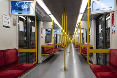 WARsaw, POLAND - 09 Nisan 2020 Coronavirus salgını sırasında Varşova metrosunda bir metro vagonunun içi. Genellikle her gün işe giden yolcularla doludur..